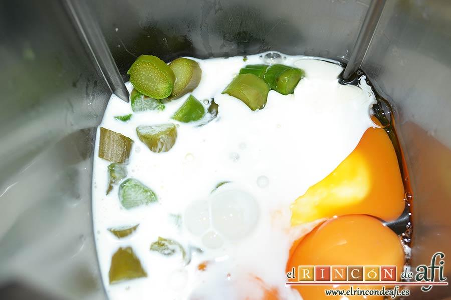 Tartaletas de hojaldre, crema de espárragos y gambas, añadir la nata (crema de leche) y una pizca de sal y triturar bien