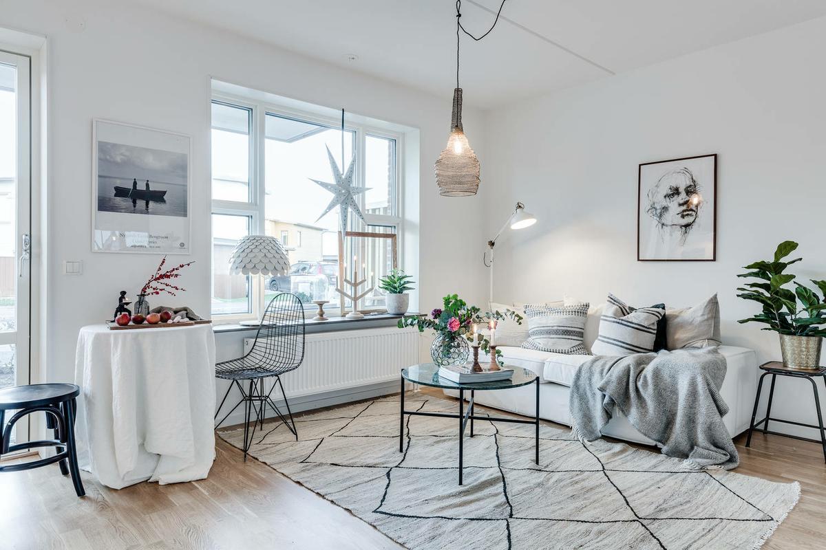 Coqueto_apartamento_lleno_de_luz_detalles_decoración_blanco_salón_comedor