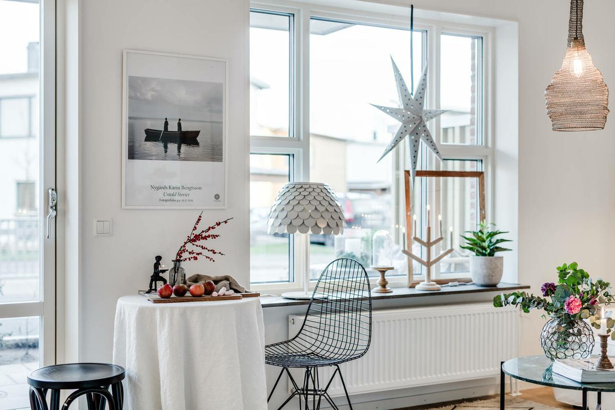 Coqueto_apartamento_lleno_de_luz_decoración_blanco_comedor