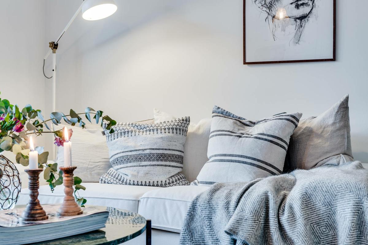 Coqueto_apartamento_lleno_de_luz_decoración_detalles_tejidos_salón