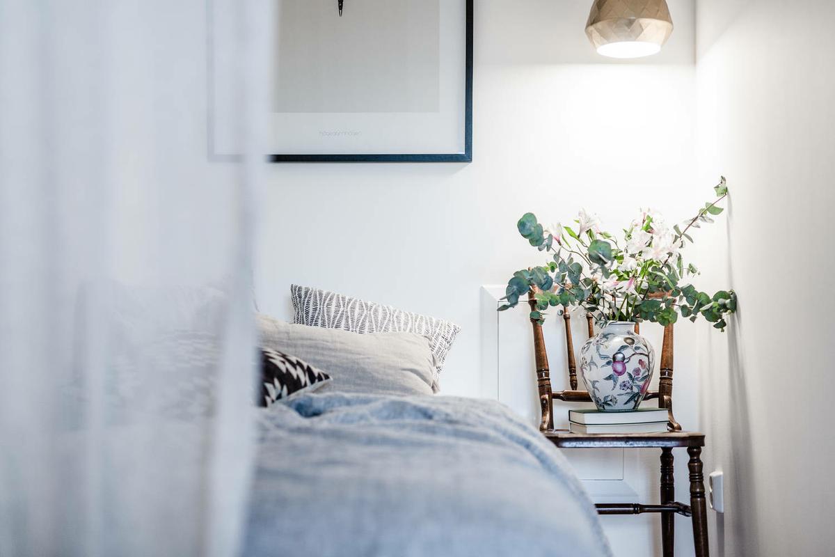 Coqueto_apartamento_lleno_de_luz_detalles_decoración_dormitorio