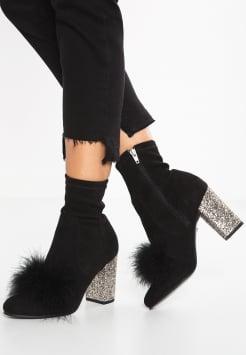 Zapatos de terciopelo para looks tallas grandes - botines con pompón