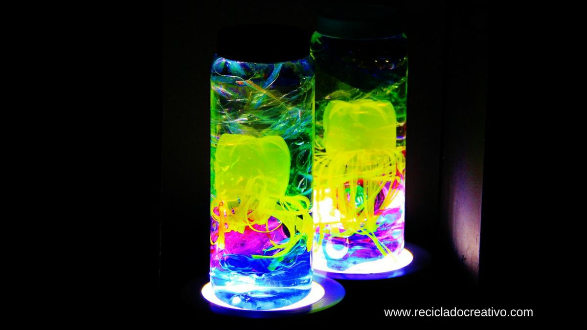 Medusas con botellas de plástico y embotelladas