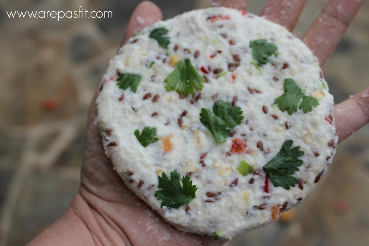 Arepa de Avena, Calabacín, Cebollín, Ají Dulce, Linaza y Cilantro