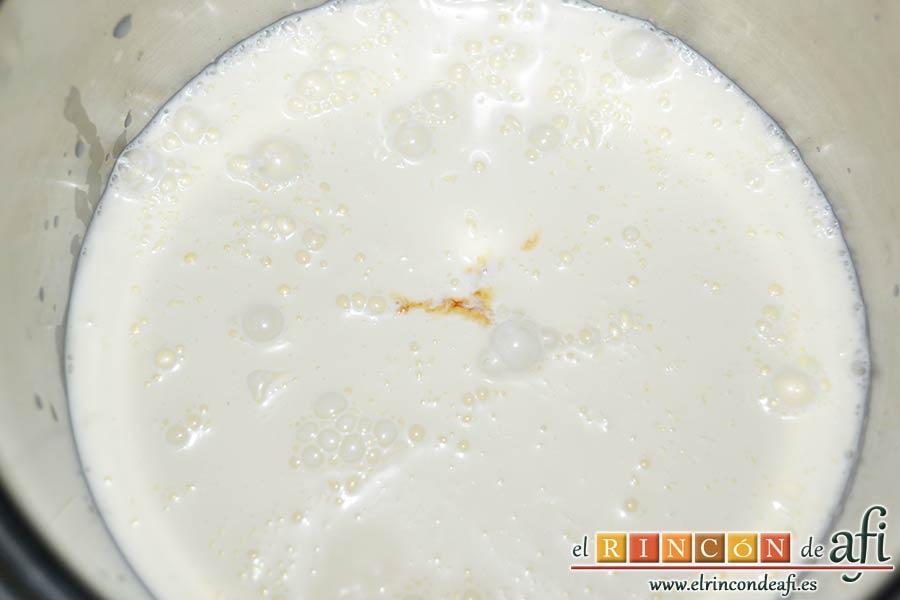 Panacota de papaya, en un caldero poner la nata (crema de leche) a calentar con el azúcar y la vainilla