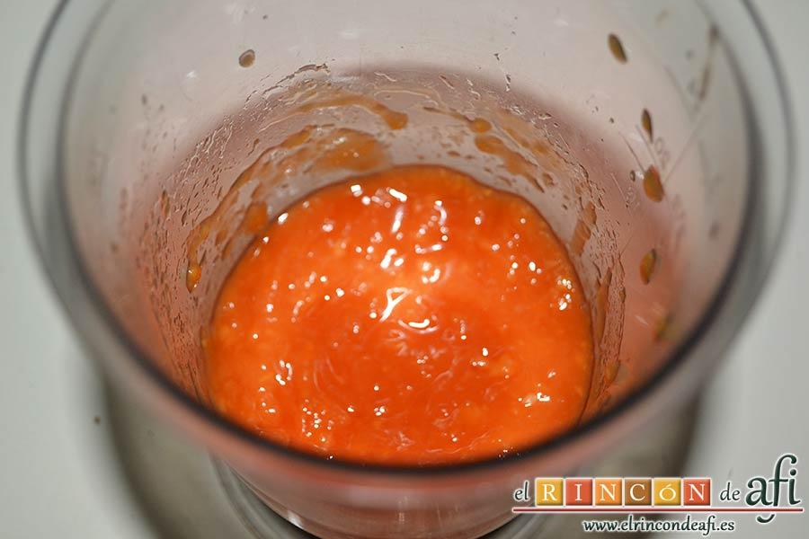 Panacota de papaya, poner la mitad de la papaya en un vaso triturador y hacer un puré