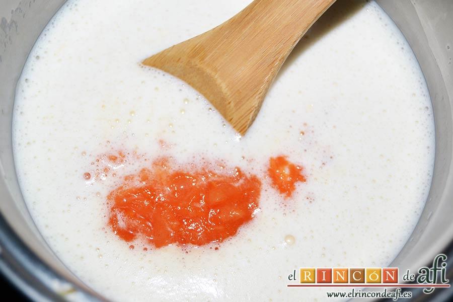 Panacota de papaya, añadírselo a la nata (crema de leche)