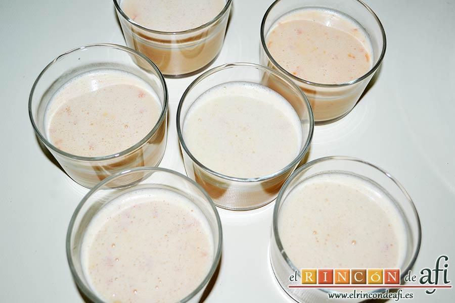 Panacota de papaya, verter en vasos individuales y enfriar en la nevera