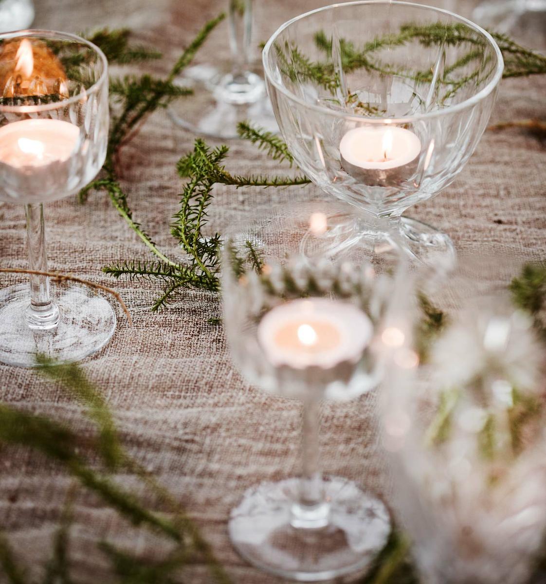 Cómo_decorar_la_mesa_para_Navidad_decollok_decoinspiración_detalle_copas_velas