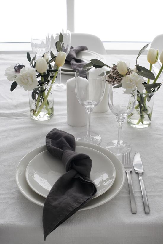 Cómo_decorar_la_mesa_para_Navidad_decollok_decoinspiración_decoracón_blanco_gris_cristal