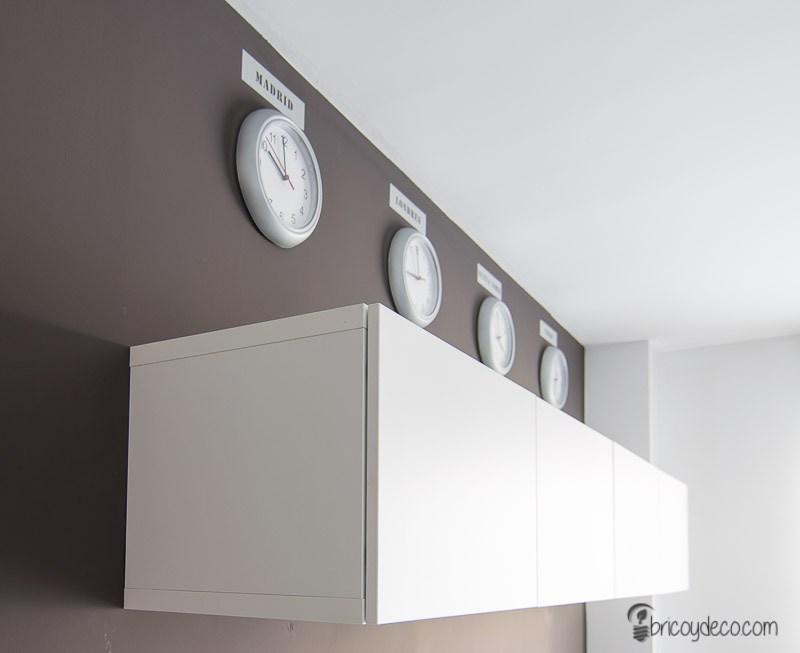 decoración de pared con relojes