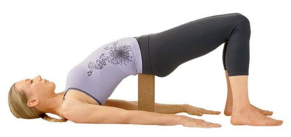 Setu Bandha Sarvangasana con bloque de Yoga