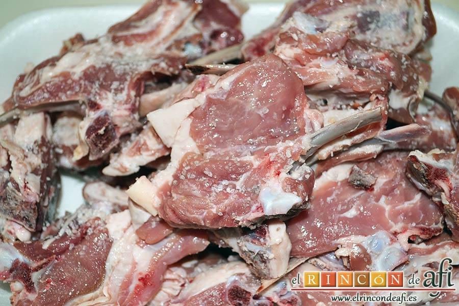 Chuletitas de cordero al ajo cabañil, salar las chuletitas
