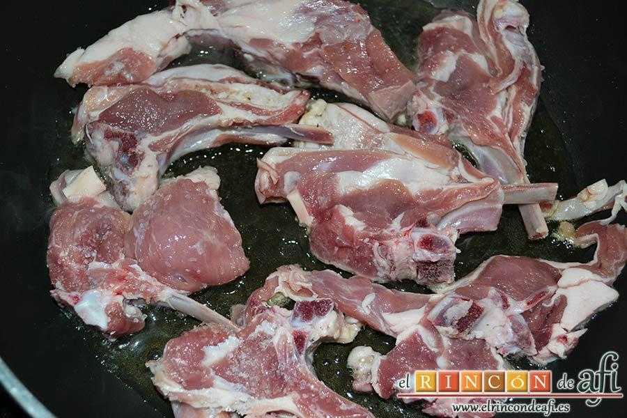 Chuletitas de cordero al ajo cabañil, freír las chuletillas en una sartén con aceite de oliva