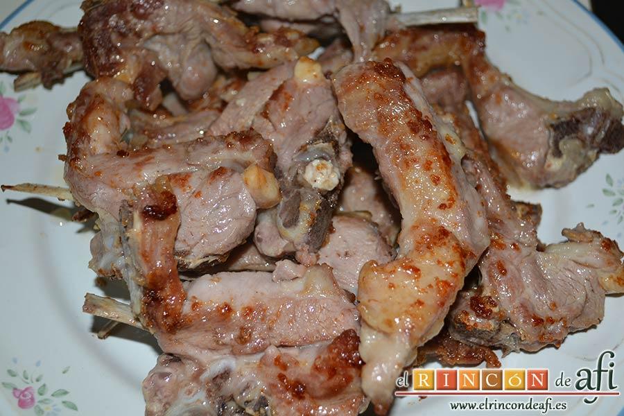 Chuletitas de cordero al ajo cabañil, ir reservando en un plato