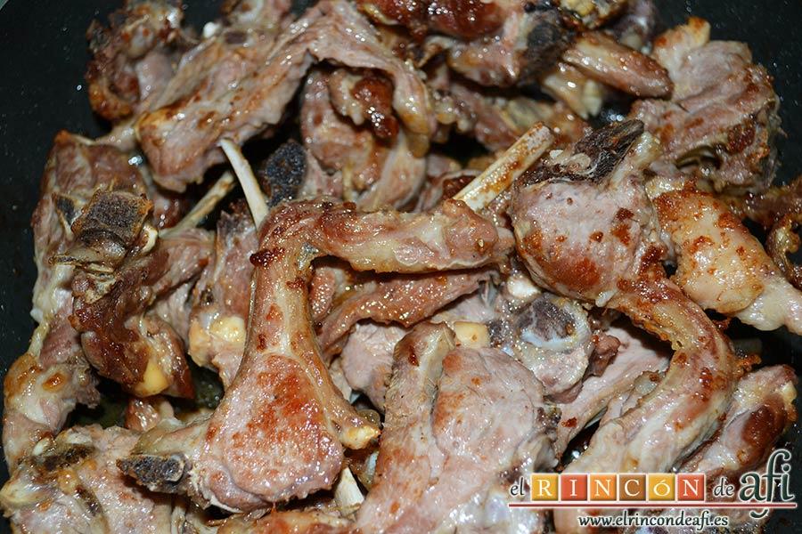 Chuletitas de cordero al ajo cabañil, ponerlas todas de nuevo en la sartén