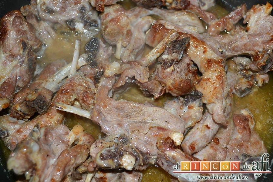 Chuletitas de cordero al ajo cabañil, añadir el majado