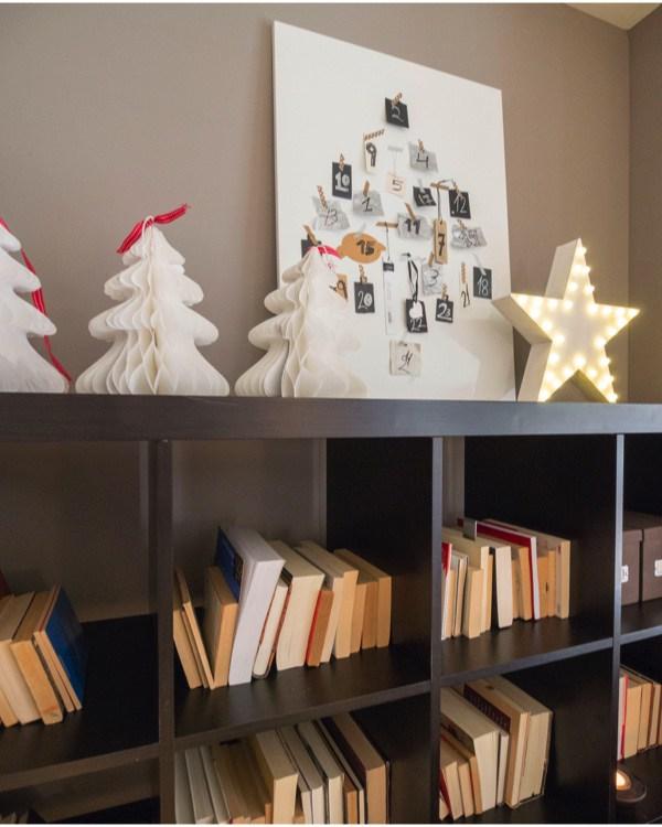 La estantería también se viste de Navidad