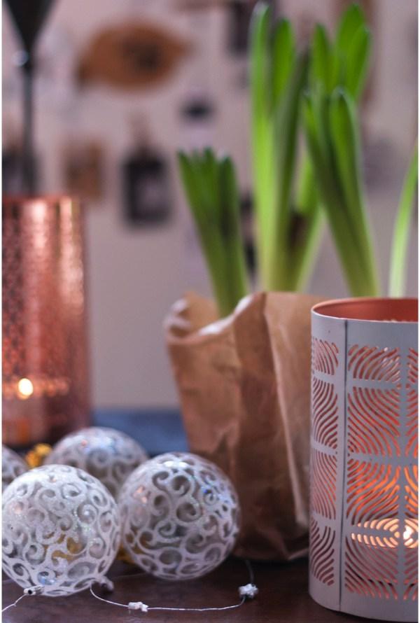 Bolas de Navidad juegan con velas y bulbos