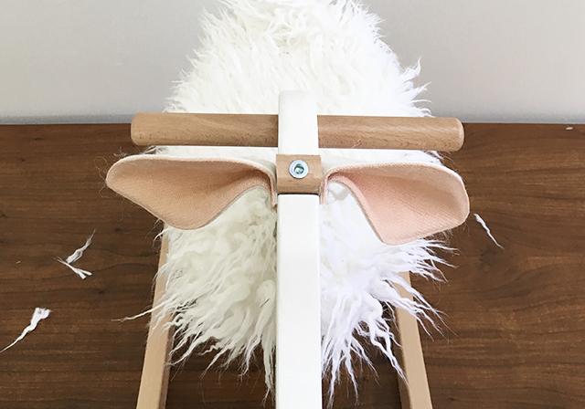 como añadir unas orejas a la oveja de madera