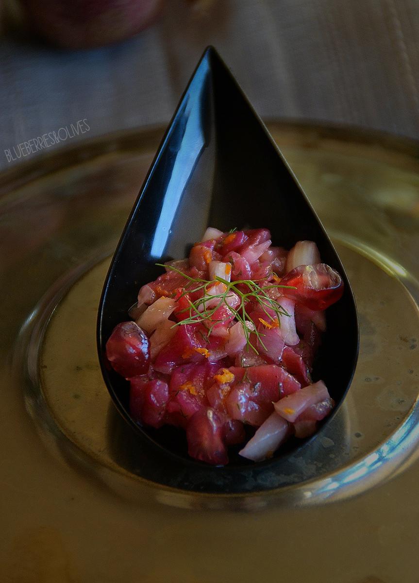 aperitivo-en-cuchara-salmon-hinojo-granada-blueberries-and-olives-3