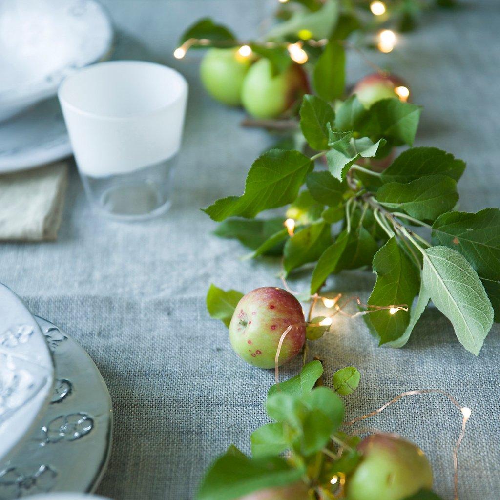 Decoración navideña en la mesa