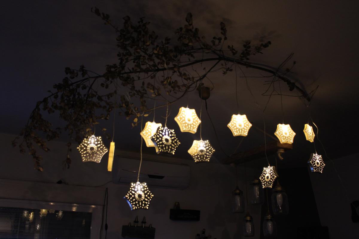 ideas-para-decorar-la-casa-en-navidad-rama-con-guirnalda-navidena-iluminacion-2