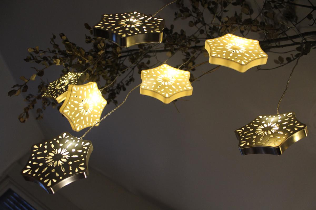 ideas para decorar la casa en navidad - rama con guirnalda de luces