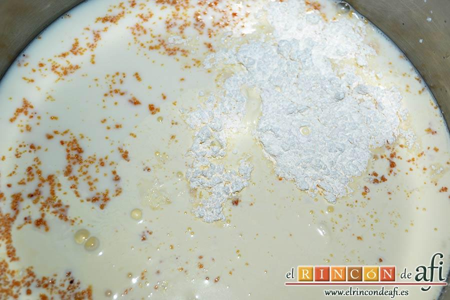 Flan de turrón, poner en un caldero ponemos la leche, la nata (crema de leche), el azúcar, el turrón triturado y el sobre de cuajada