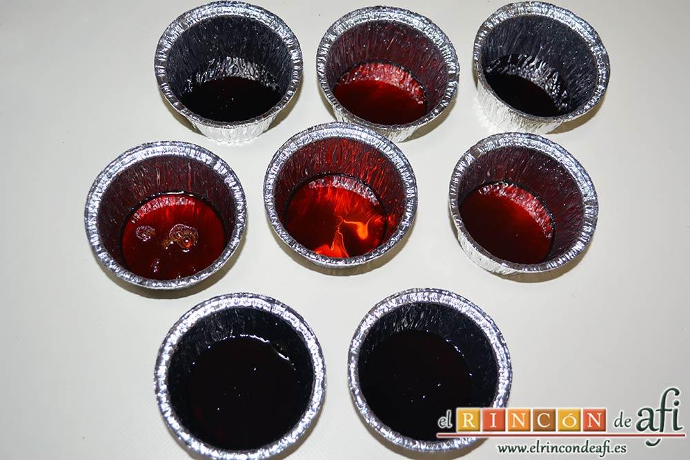 Flan de turrón, poner caramelo líquido en los moldes que se vayan a usar