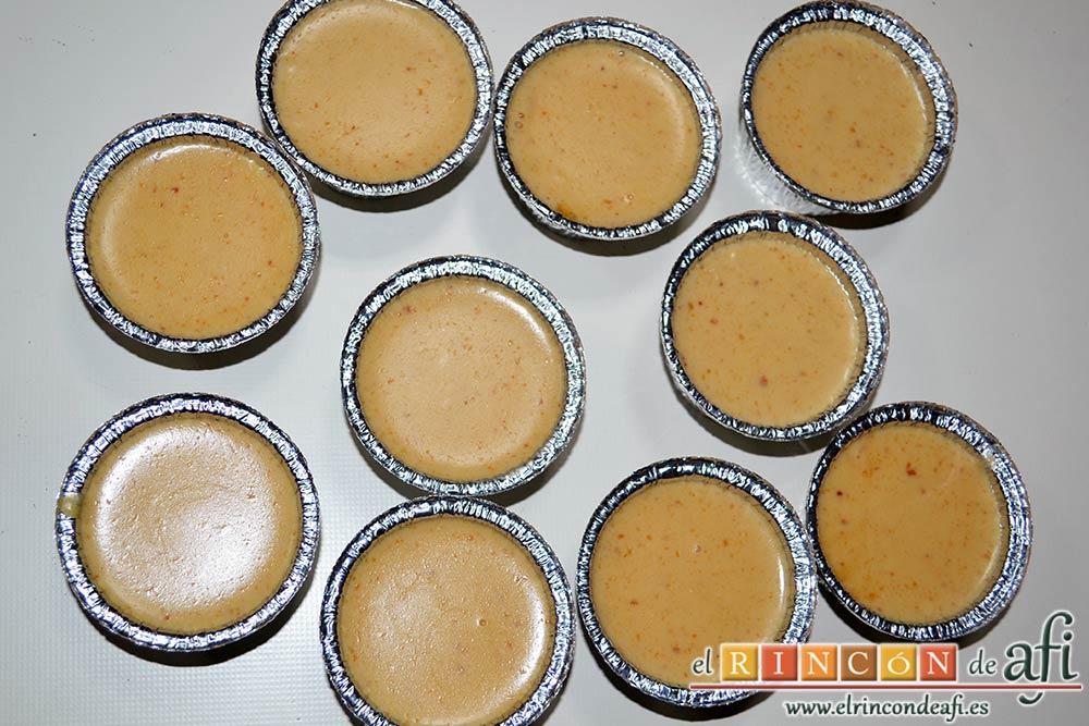 Flan de turrón, llenar los moldes con la crema