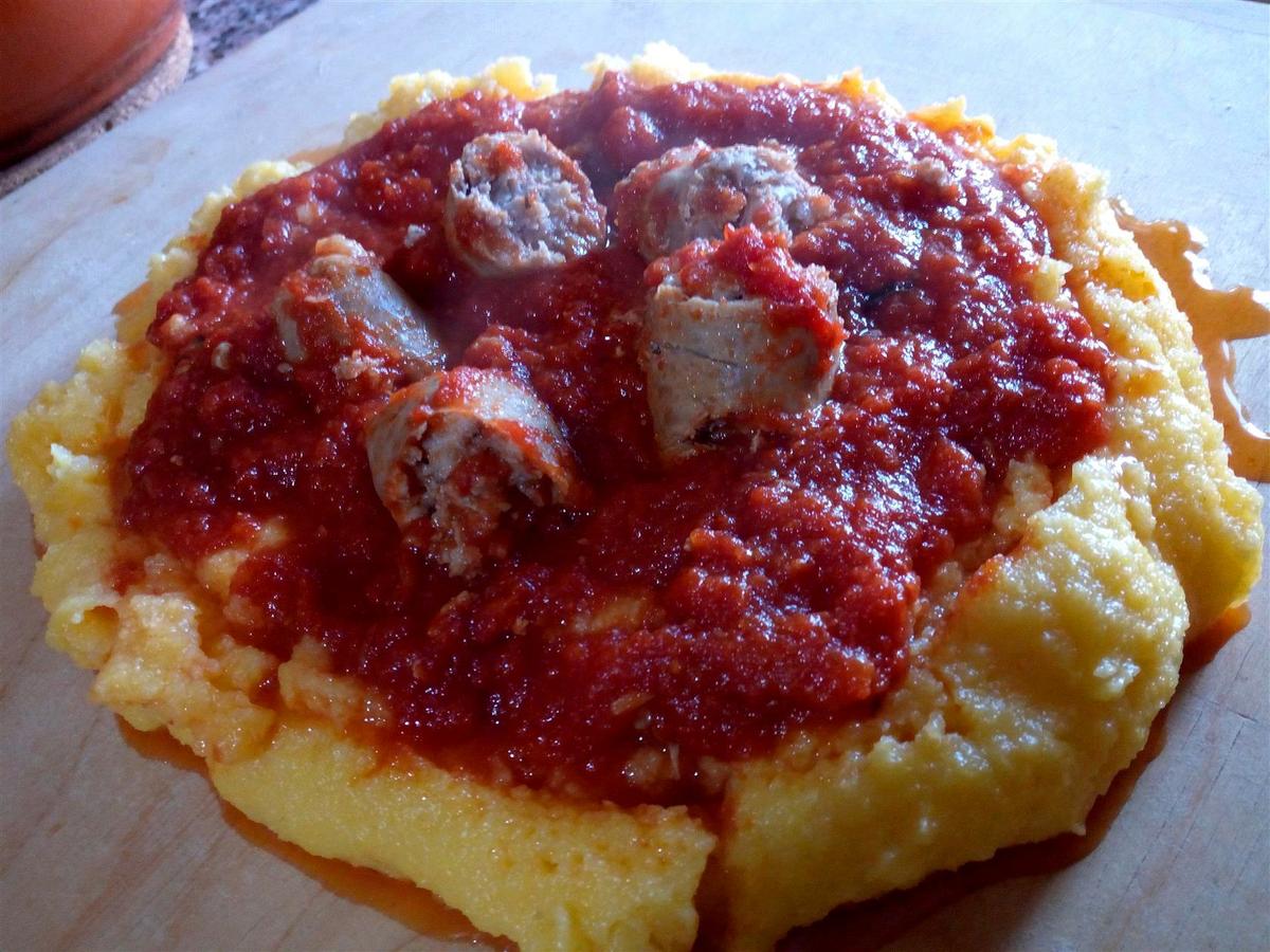 Polenta en salsa de tomate con salchichas - Polenta en salsa de tomate - Polenta con salsicce - Polenta, Sausages & Basil Tomato Sauce