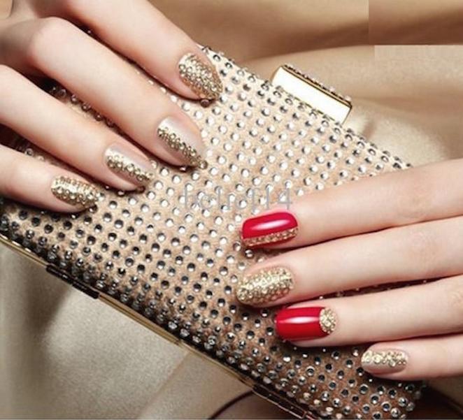 unas con adornos dorados