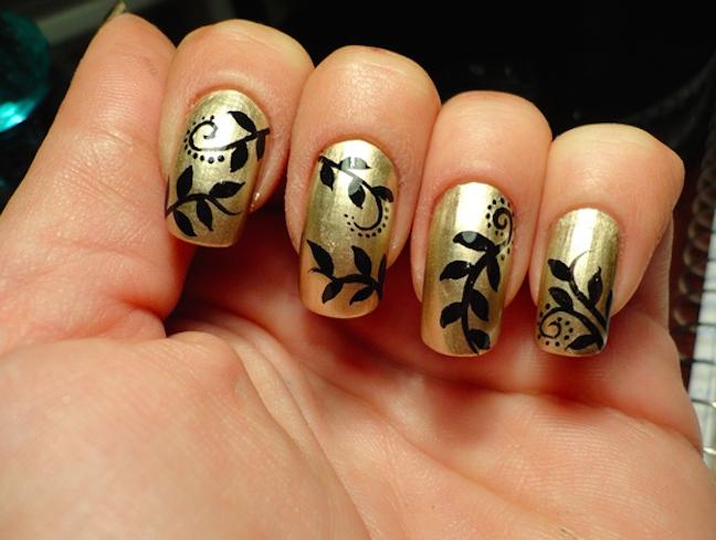 diseño de uñas con negro