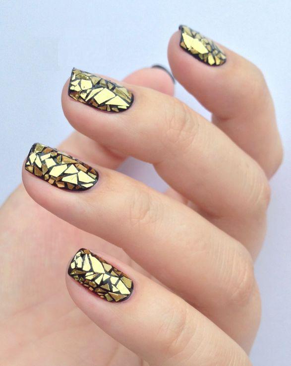 uñas-negras-y-doradas-con-accesorios