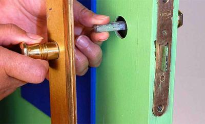 Cómo cambiar la manilla de una puerta?