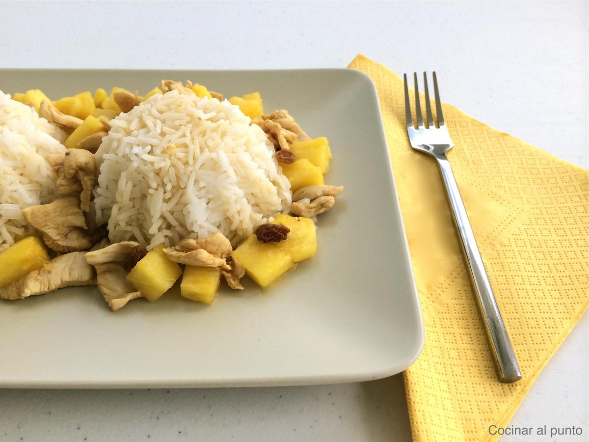 Arroz con pollo y piña en salsa de naranja y soja 