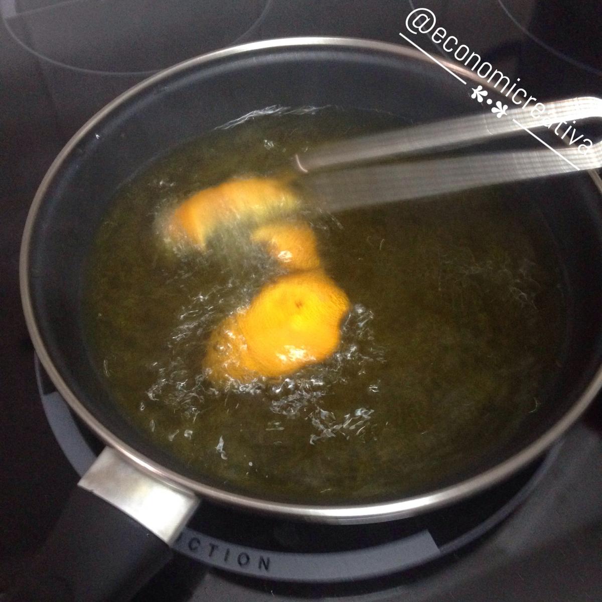 Enaceitados manchegos - Friendo la cáscara de naranja