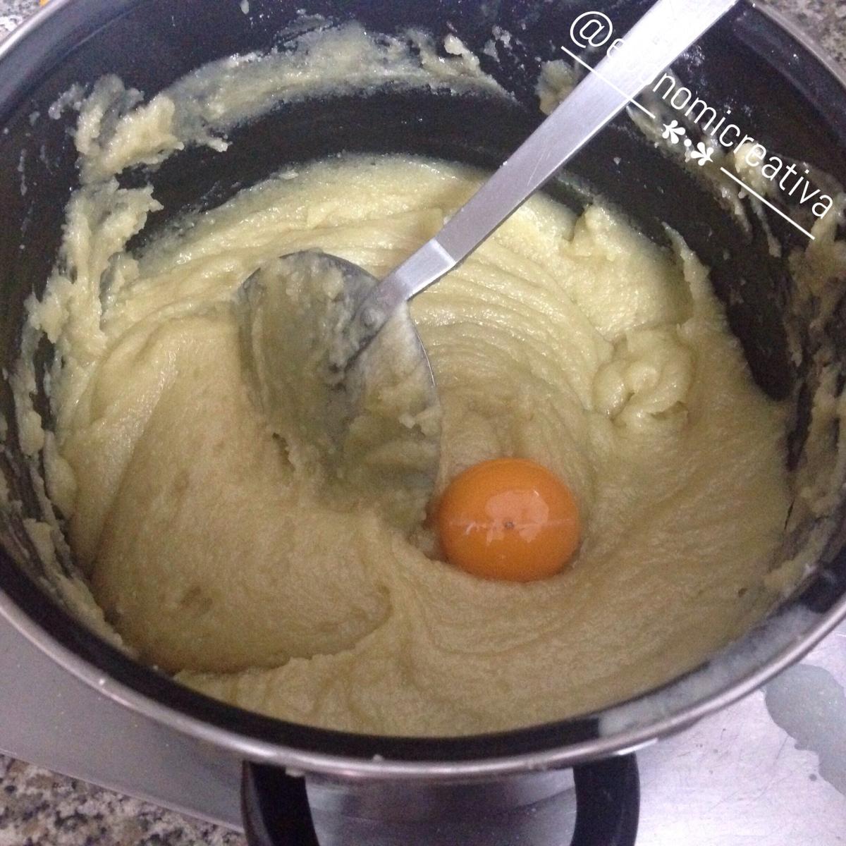 Enaceitados manchegos - Añadiendo las yemas