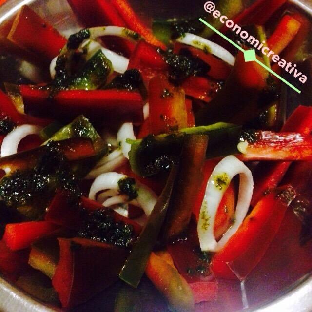 Ensalada de tomate, pimiento rojo y cebolla con aliño de albahaca