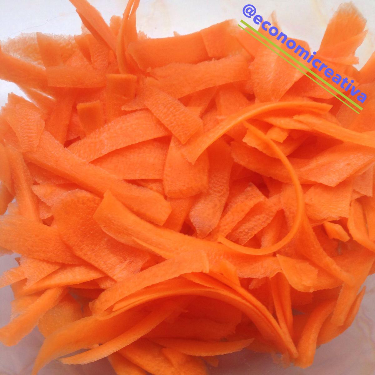 Ensalada dulce de naranja y zanahoria - Zanahoria rallada con un pelador