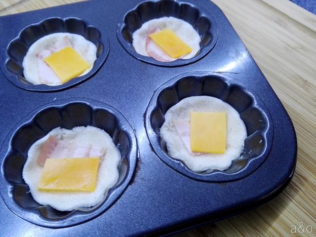 Juntamos el pan con el bacon y el queso.