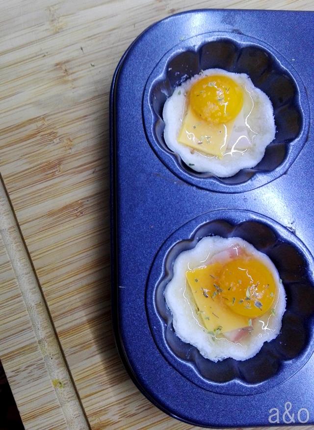 Salpimentaremos los huevos de codorniz.