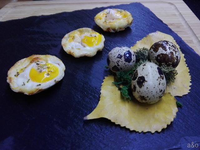 Canapés de huevos de codorniz.