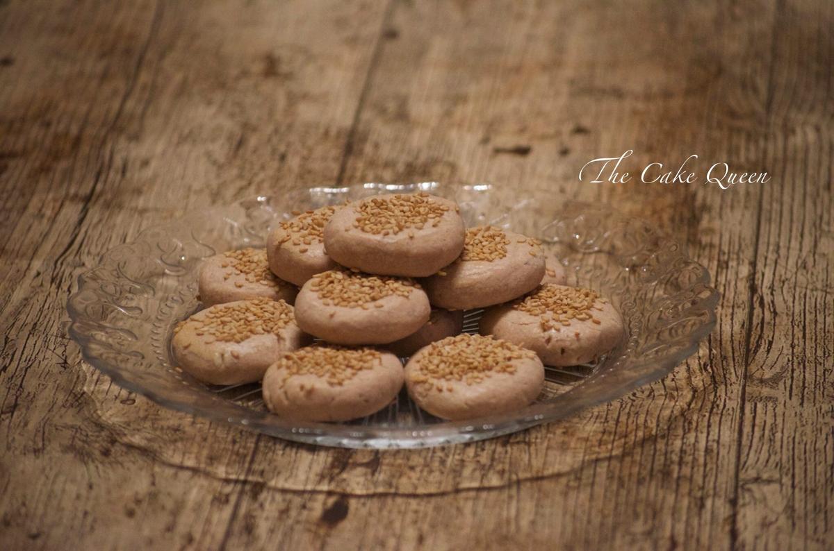 Mantecados caseros: mantecados de almendra con semillas de ajonjolí