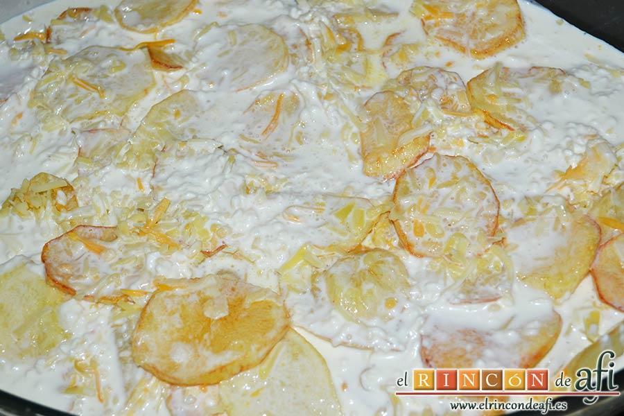 Papas gratinadas con queso y nata (crema de leche), añadir nata (crema de leche)