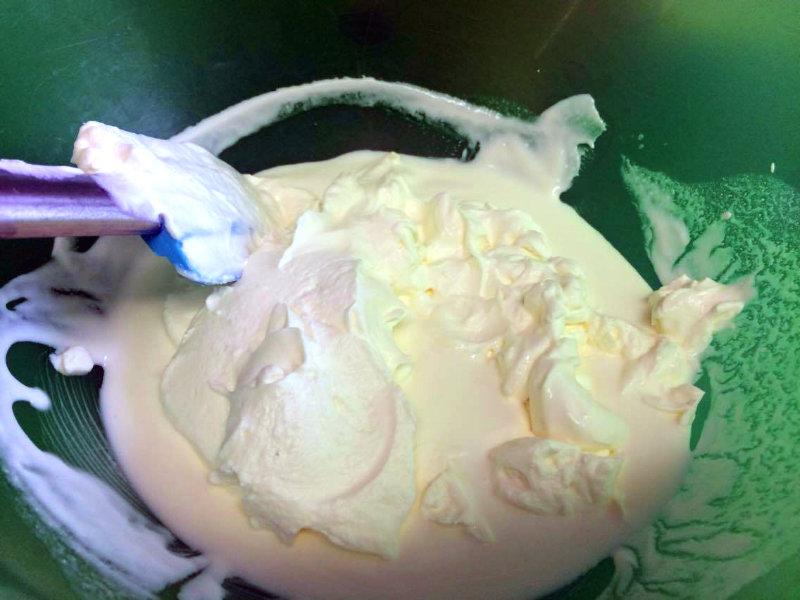 mezclando-nata (crema de leche)-montada-con-yogures