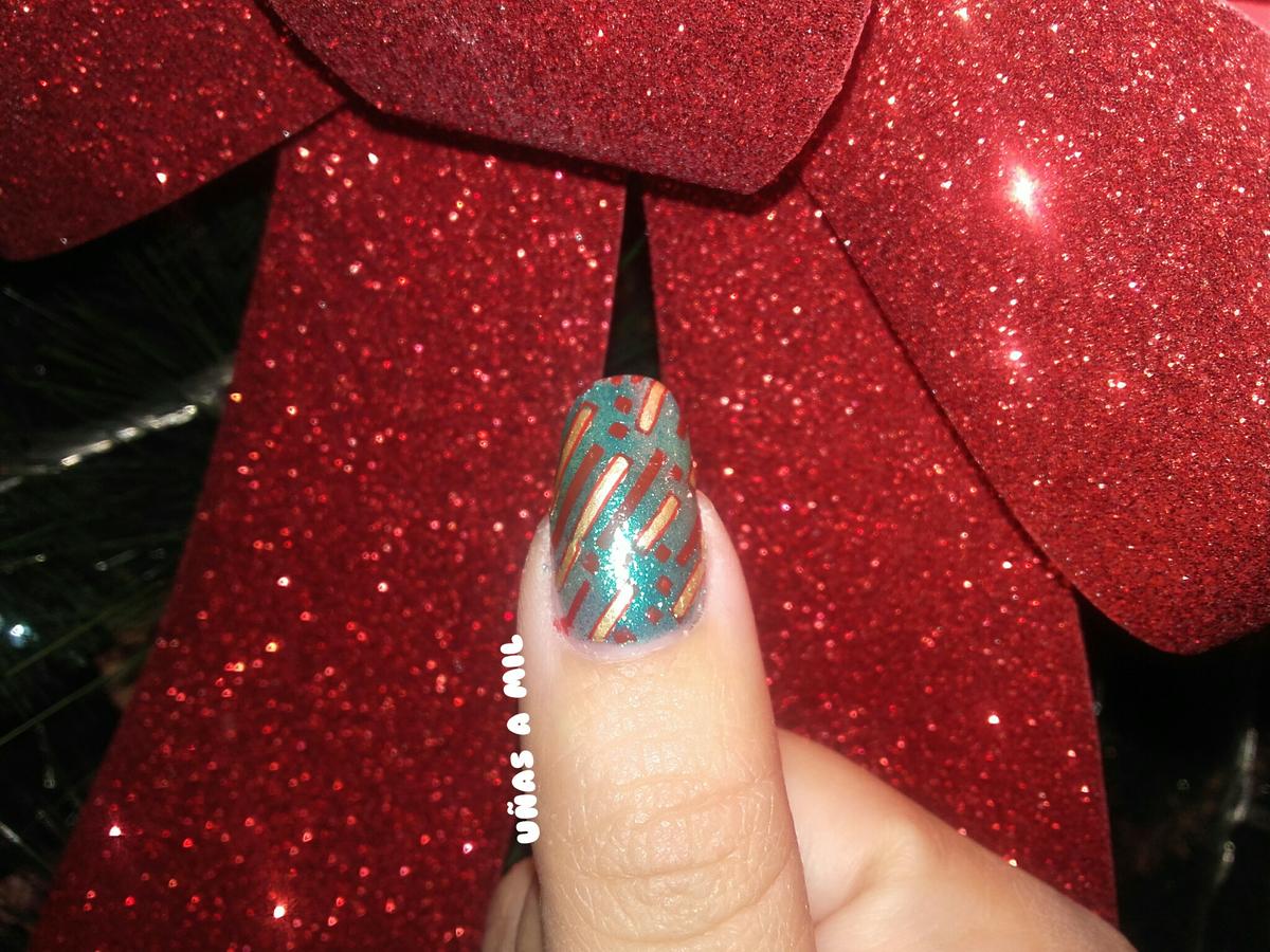 unas_a_mil_blog_como_hacer_reverse_stamping_paso_a_paso_nail_art_navideno_diseno_unas_navidad_verde_rojo_dorado_esmaltes-2