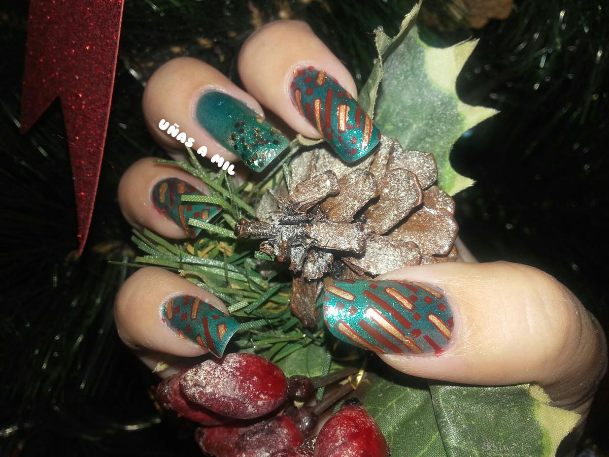 unas_a_mil_blog_como_hacer_reverse_stamping_paso_a_paso_nail_art_navideno_diseno_unas_navidad_verde_rojo_dorado_esmaltes-1