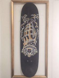 Tabla de skate pintada con marco.